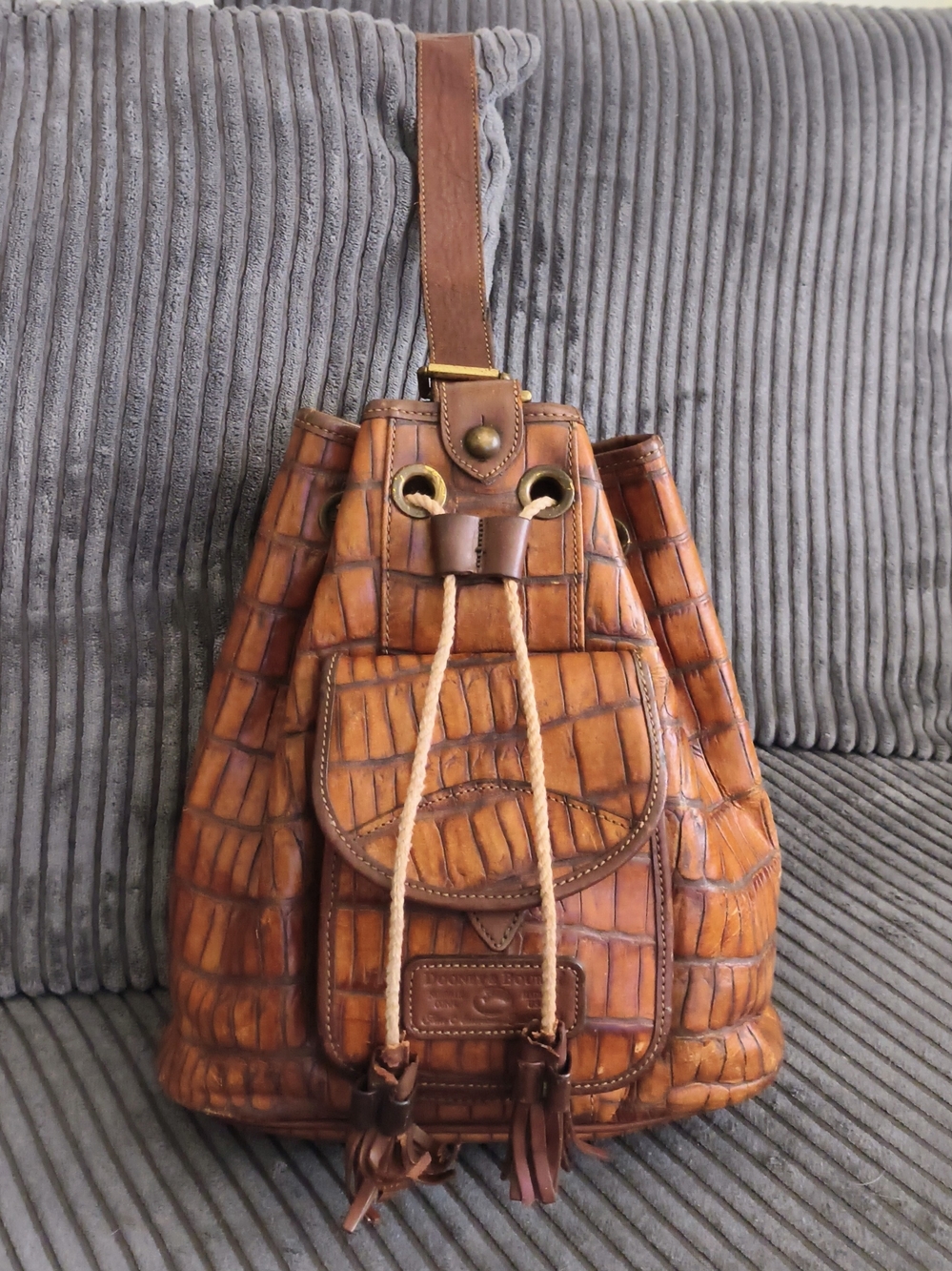 RARE Vintage Dooney & Bourke Tan Crocodile Leather Pyramid Drawstring Sling Bag